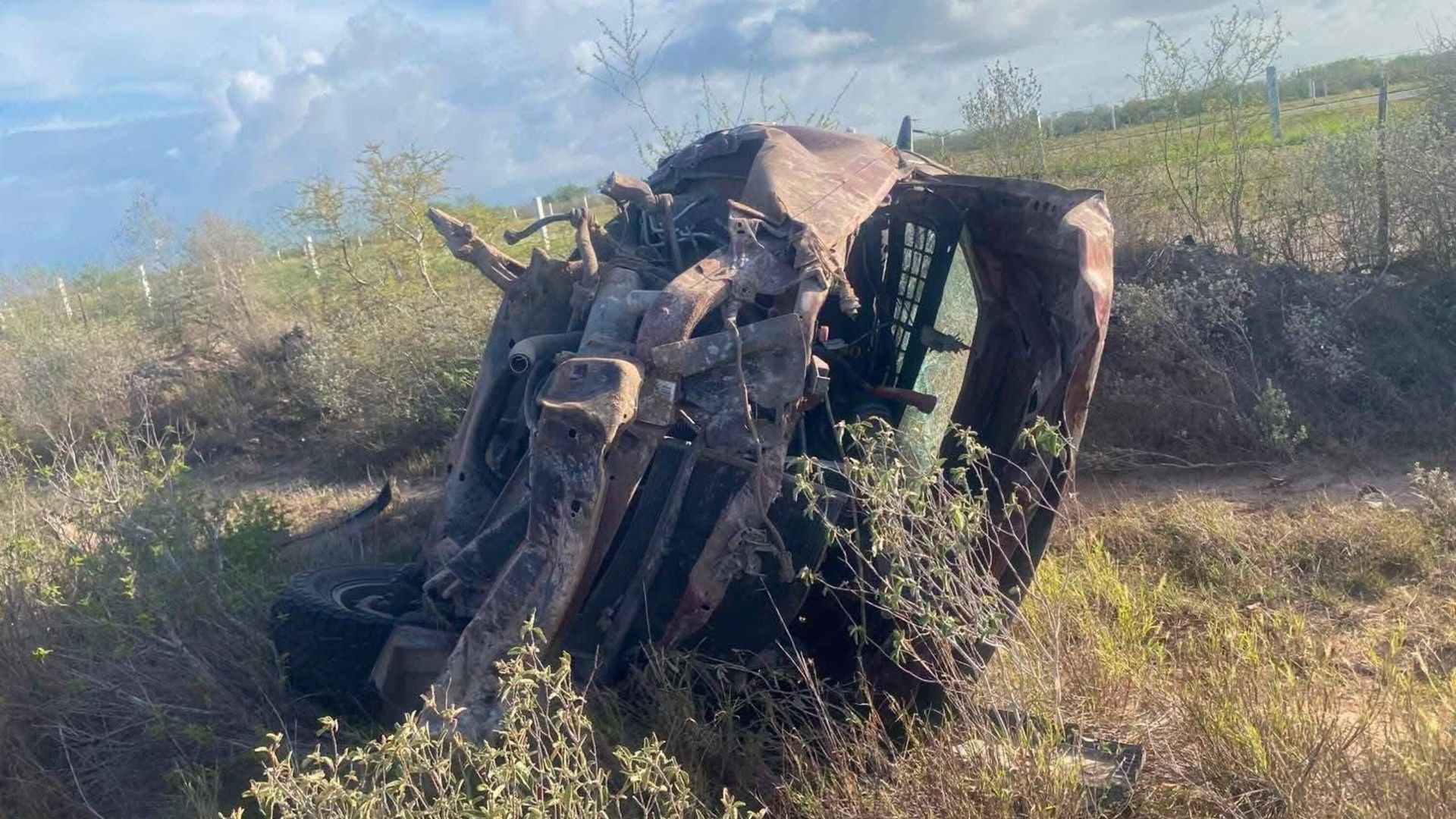 Tres fallecidos dejó la volcadura de una camioneta en Reynosa.